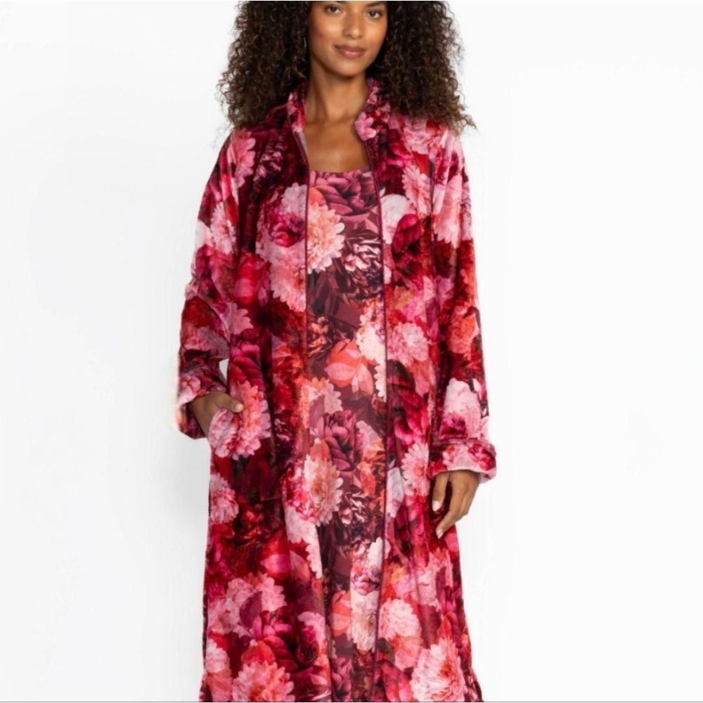 Johnny‎ Was Zip Up Robe- Rosas